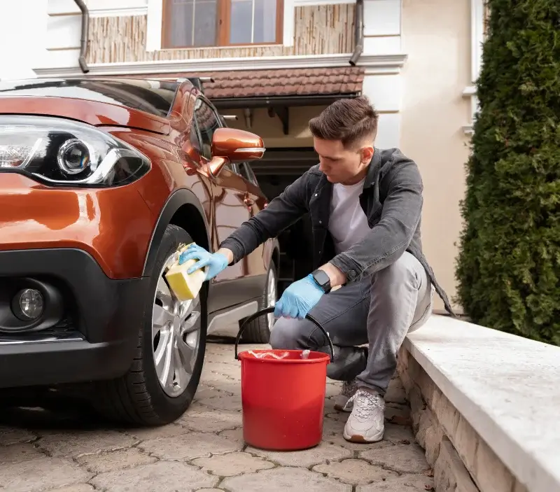 Lavage auto à domicile Beaumont-les-Autels : professionnel intervenant sur un véhicule